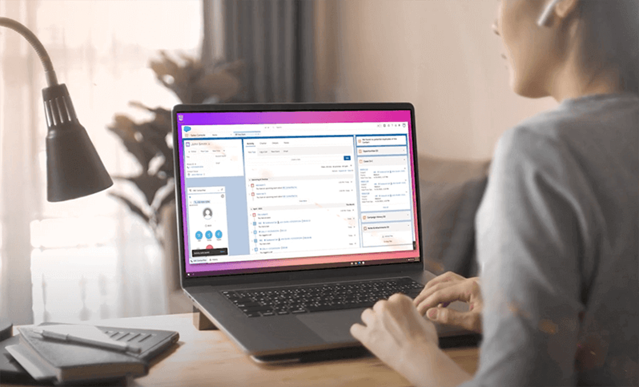 Vonage Business Communications consigue que sea más fácil que nunca que las empresas que utilizan Salesforce puedan optimizar y personalizar las experiencias de sus clientes. ¡Ver ahora! contact center agent at her desk with laptop open showing Vonage Business Communications embedded within Salesforce