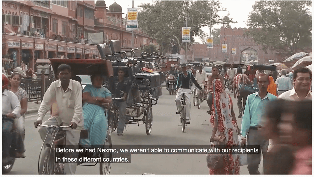 Vídeo de caso práctico de Remitly People in India riding bikes and carts on the street
